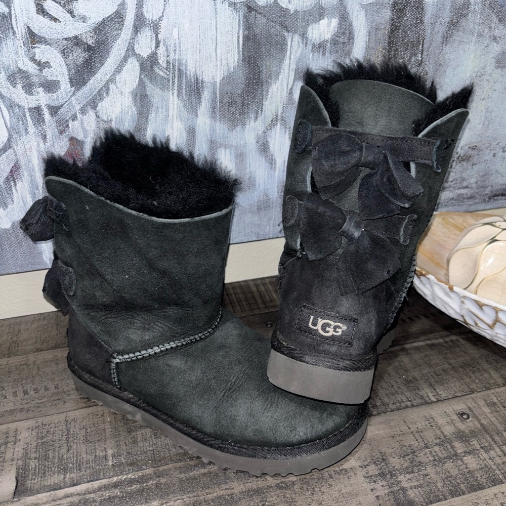 UGG Women's Bailey Bow II boots SZ 5 - Picture 1 of 6